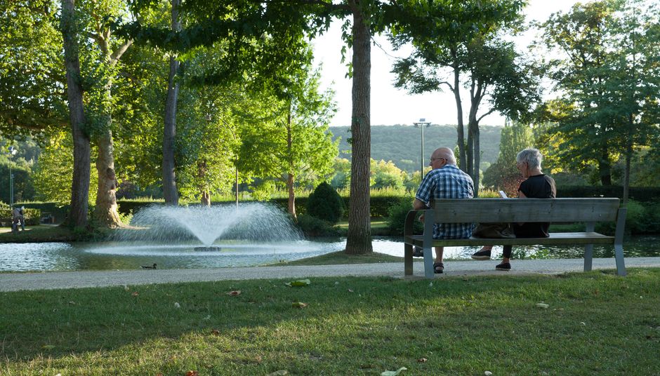 Deux personnes assises sur un banc dans un parc - Agrandir l'image, . 0octets (fenêtre modale)