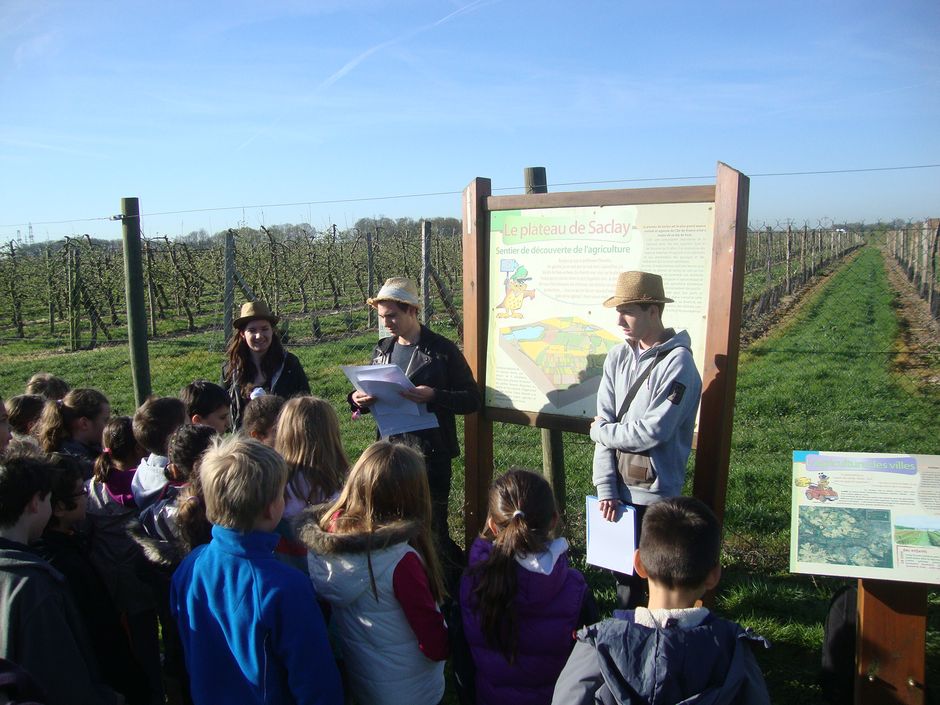 Groupe de personnes sur le sentier d'interprétation agricole