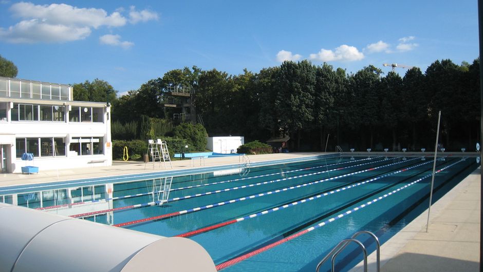 Bassin extérieur de la Piscine d'Orsay - Agrandir l'image, . 0octets (fenêtre modale)