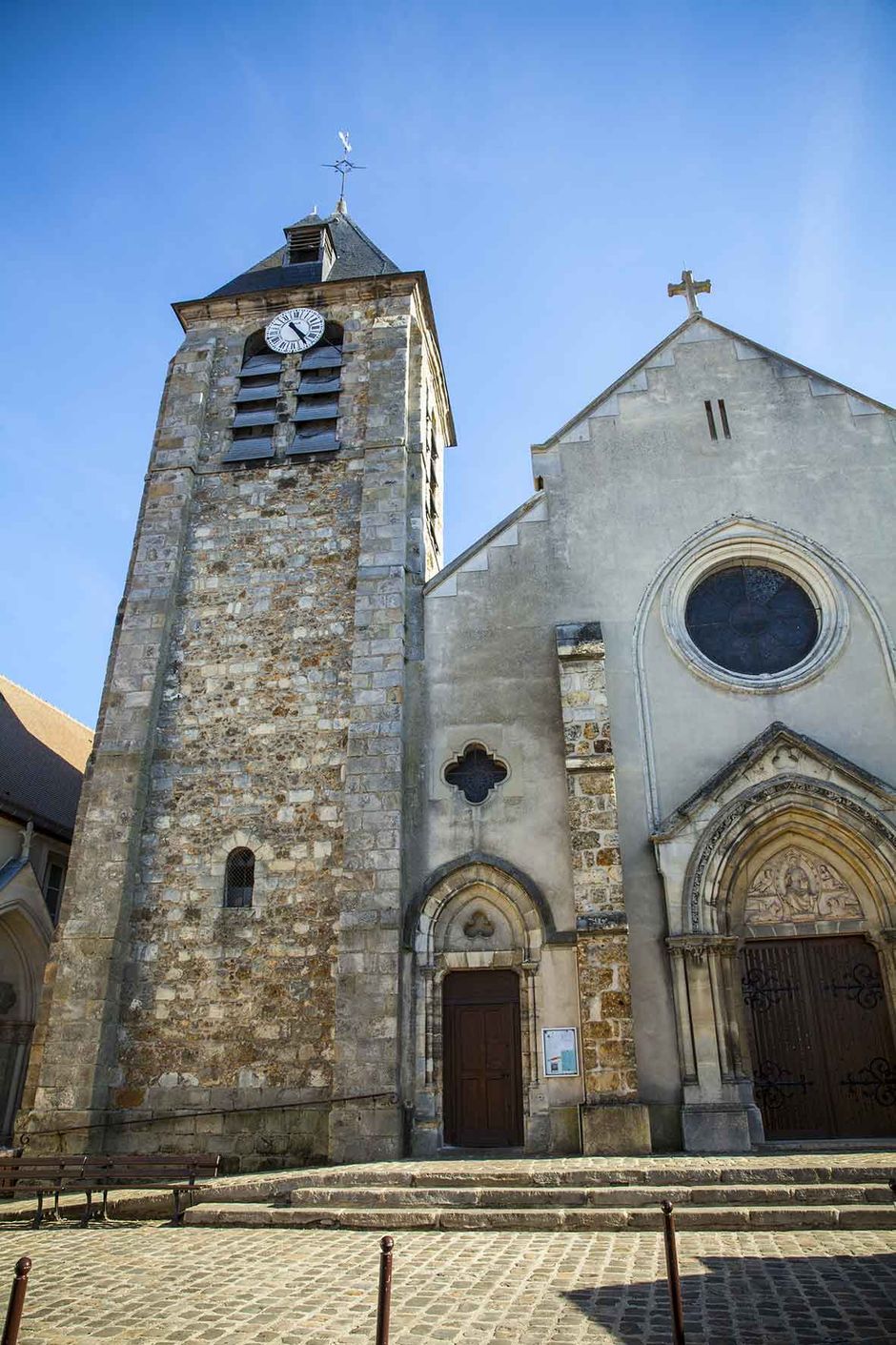 Eglise Sainte Trinité de Montlhery - Agrandir l'image, . 0octets (fenêtre modale)