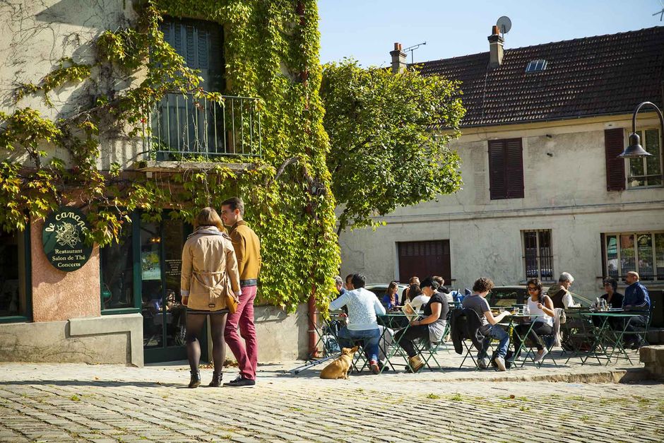 des personnes en terrasse dans le centre de Gif sur Yvette - Agrandir l'image, . 0octets (fenêtre modale)