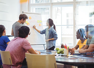 Groupe de personnes en réunion de travail